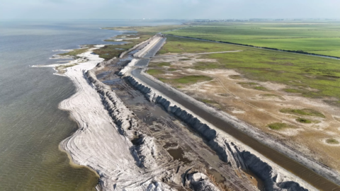 : Aanleg ‘stormbroedkering’ Warkumerwaard gestart