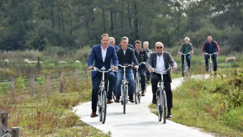 : Vernieuwde fietspad langs De Lende officieel geopend